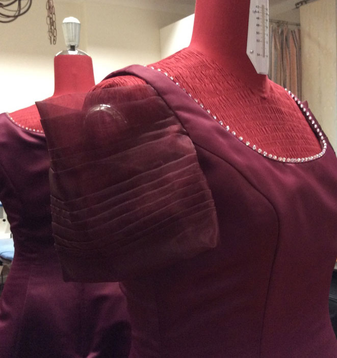 Lisätty hihakkeet valmiiseen juhlapukuun.