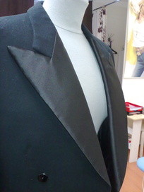 Frakkiin vaihdettu uudet satiinit.